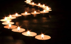 candles-illuminate-the-road_w520